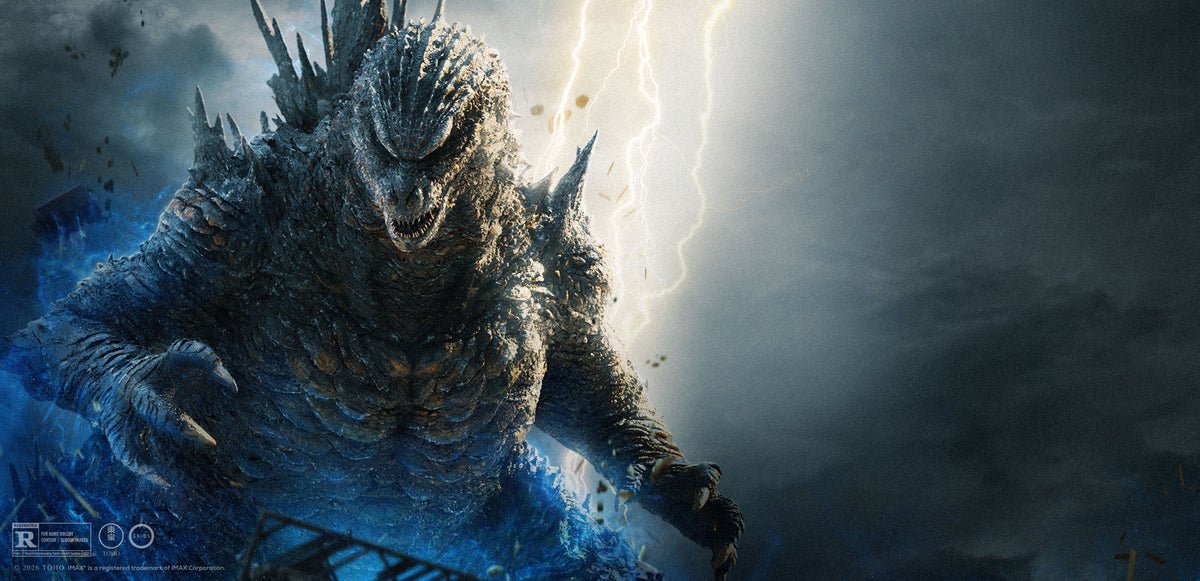 Godzilla avanza encorvado entre nubes de tormenta y relámpagos, con un resplandor azul en la parte baja de su cuerpo